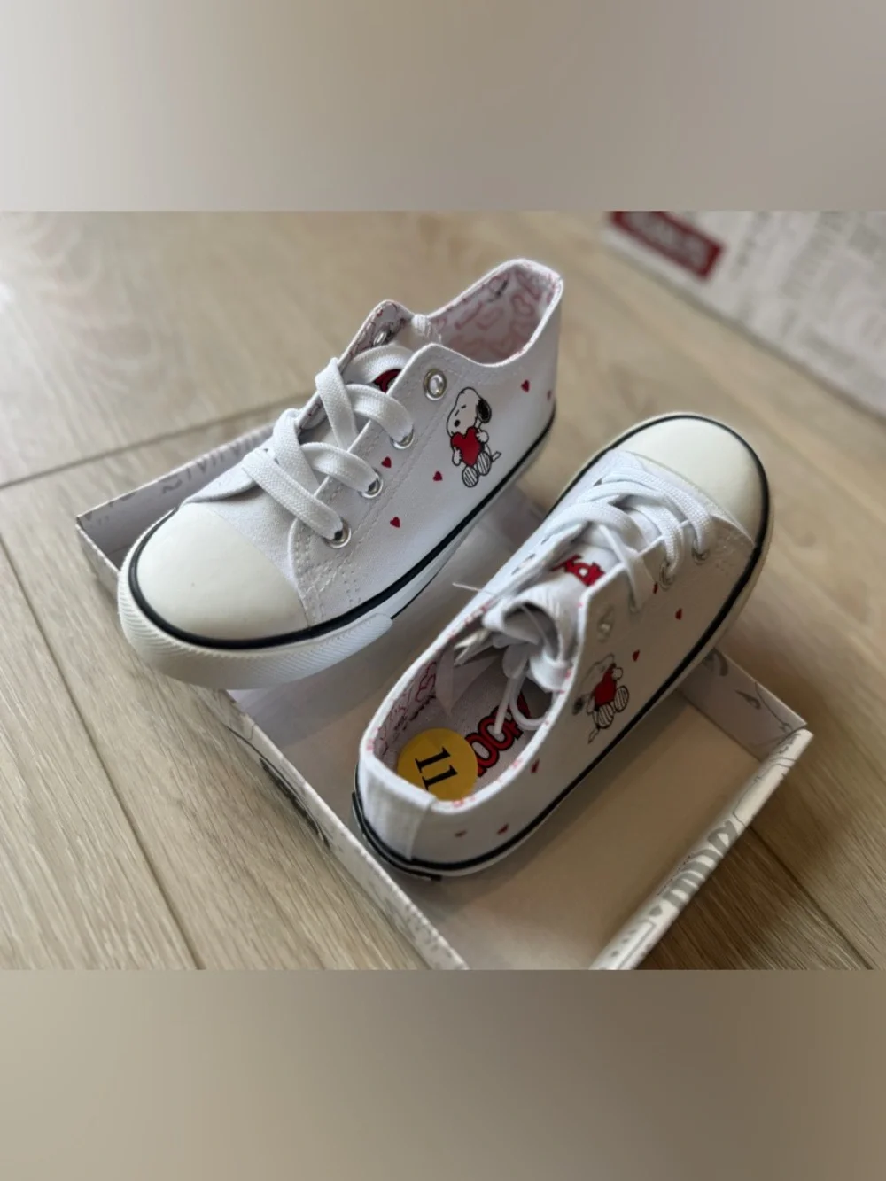 New Peanuts Snoopy Hearts White Canvas Lace-Up Shoes - New In Box - Size 11 Kids